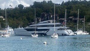 Un puerto deportivo con varios yates amarrados.