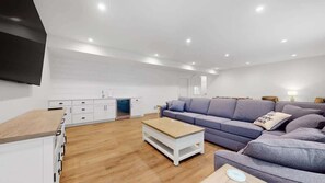 Fernseher, Kamin, Bücher, Arbeitsbereiche