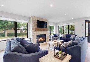 TV, caminetto, libri, studio