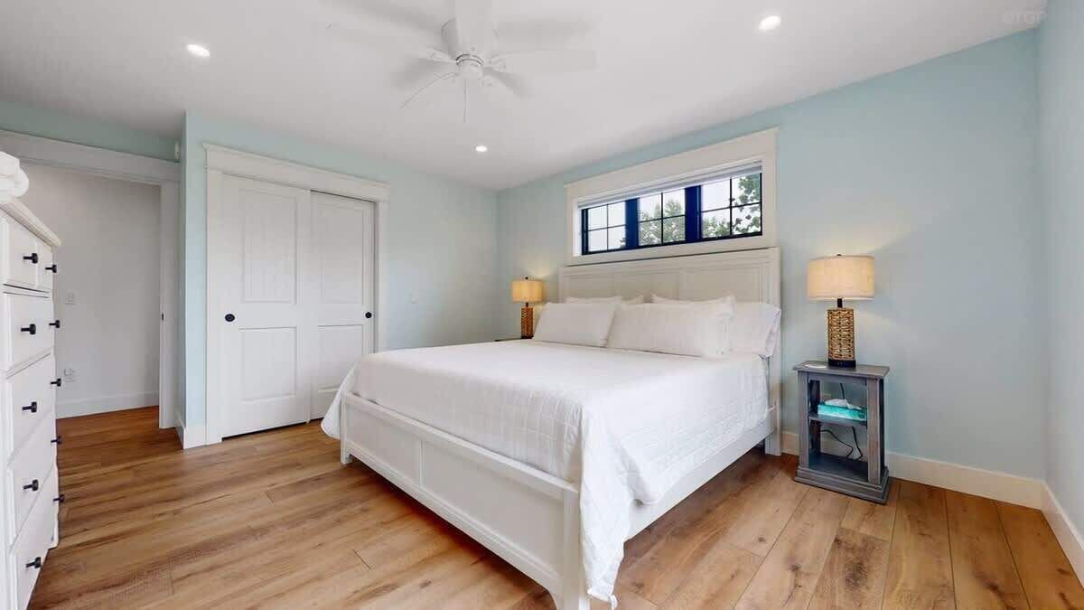 6 bedrooms, desk, iron/ironing board, WiFi