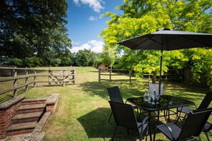 Outdoor dining - Private 2 Bed Country Cottage - Parking & 1/2 Acre Garden (Poltimore)