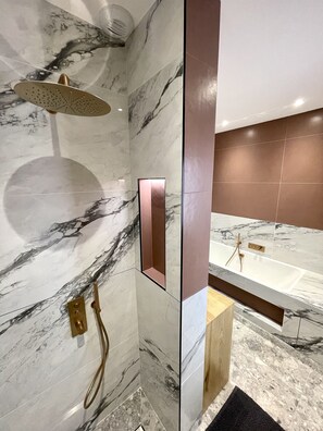 Doccia, asciugacapelli, asciugamani, carta igienica