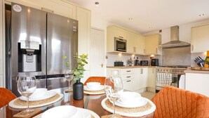 Dining - Stylish House • Sleeps 6 • Driveway Parking • Garden • Fast Wifi • Self-Check-In • Yoko Property (Coventry)