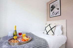 3 Schlafzimmer, Schreibtisch, Bügeleisen/Bügelbrett, WLAN