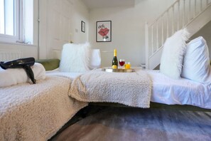 3 bedrooms, desk, iron/ironing board, WiFi - Stylish House • Sleeps 6 • Driveway Parking • Fast Wifi • Self-Check-In (Coventry)