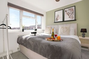 3 Schlafzimmer, Schreibtisch, Bügeleisen/Bügelbrett, Reisekinderbett