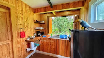 Cabaña Deluxe | Cocina privada | Refrigerador, microondas, cafetera y tetera y tetera eléctrica