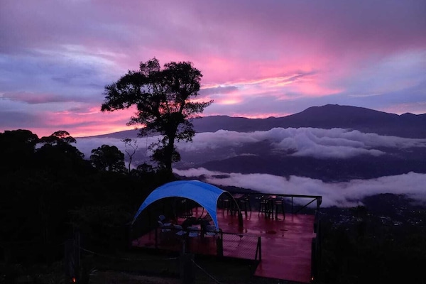 Vista frontal de la propiedad por la tarde o noche