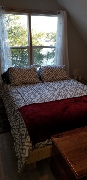 3 habitaciones, tabla de planchar con plancha y cuna de viaje