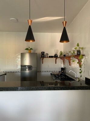 Jääkaappi, liesi, kahvin-/teenkeitin, leivänpaahdin