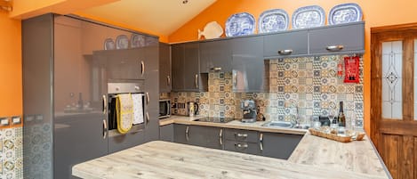 Lave-vaisselle, chaise haute, congélateur