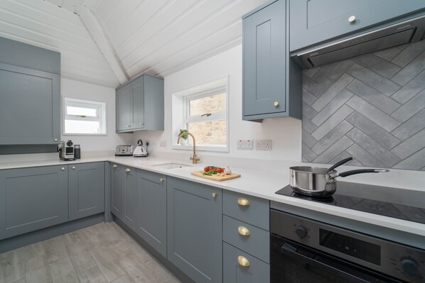 Fridge, oven, dishwasher, coffee/tea maker