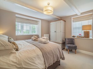 6 bedrooms, free WiFi, bed sheets, wheelchair access