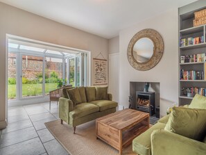Fireplace - 6 bedroom accommodation in South Creake (South Creake)