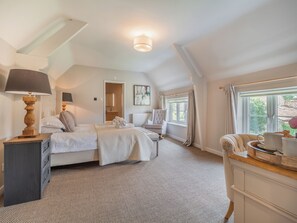 6 bedrooms, free WiFi, bed sheets, wheelchair access