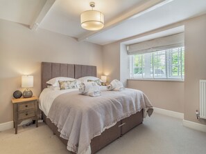6 bedrooms, free WiFi, bed sheets, wheelchair access