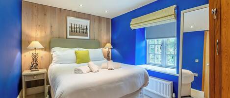 4 室のベッドルーム、WiFi (無料)、ベッドシーツ