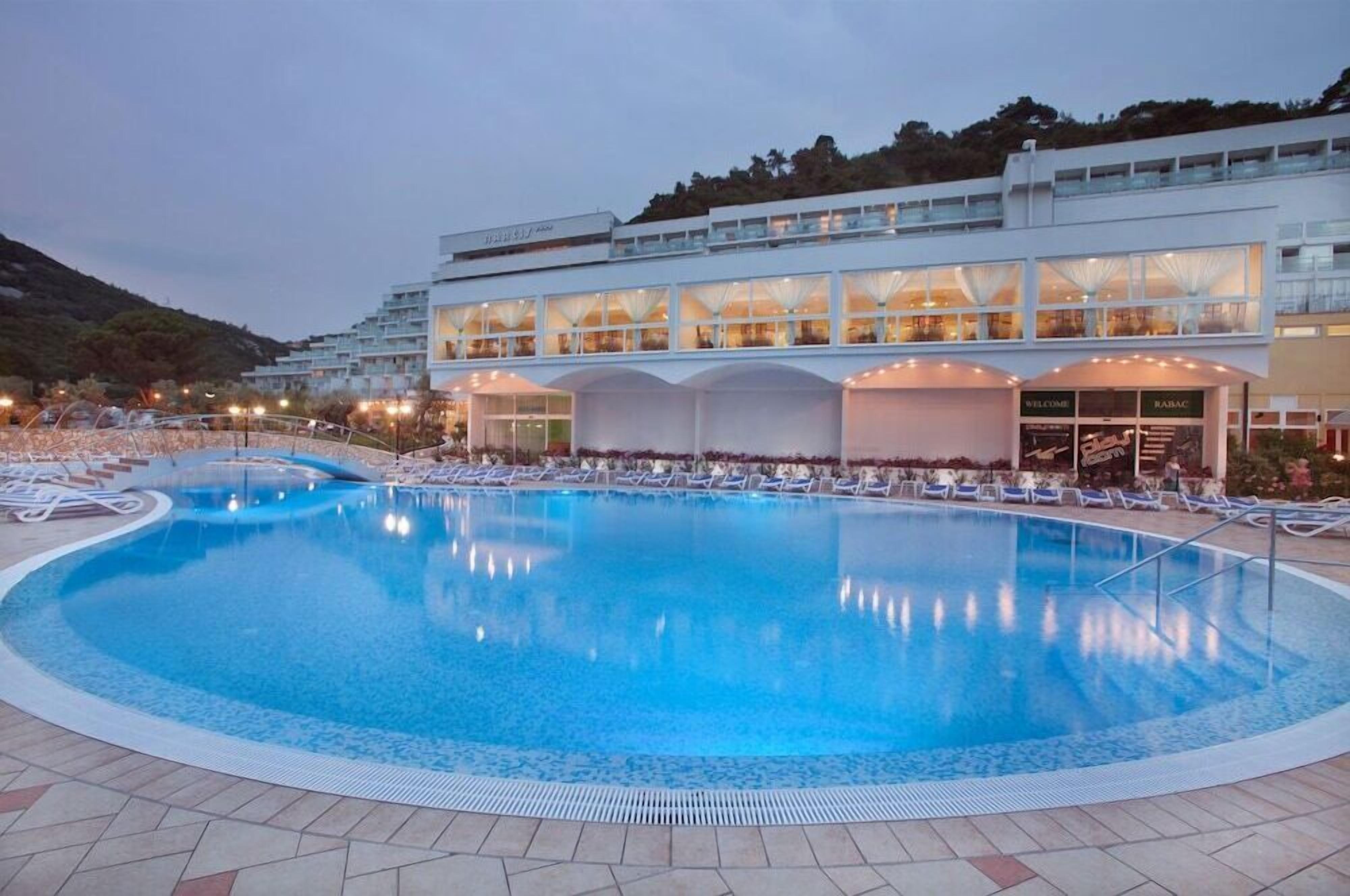 Innendørsbasseng og utendørsbasseng