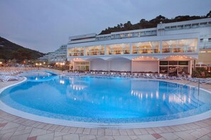 Piscine couverte, piscine extérieure