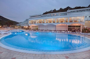 Una piscina cubierta, una piscina al aire libre