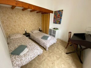 2 chambres, bureau, fer et planche à repasser, lit parapluie