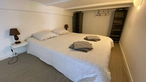 2 Schlafzimmer, Schreibtisch, Bügeleisen/Bügelbrett, Reisekinderbett