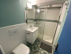 Douche, sèche-cheveux, serviettes fournies, savon