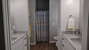 Dusche, Haartrockner, HandtĂŒcher, Seife