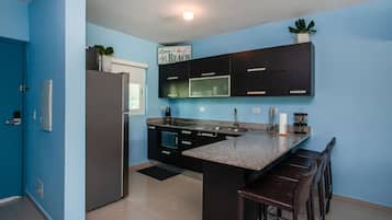 Køleskab, mikrobølgeovn, kogeplade, kaffe-/temaskine