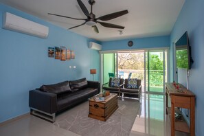 Smart TV - Electricity Included in rental price! (Willemstad)