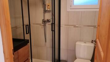 Douche, sĂšche-cheveux, serviettes fournies