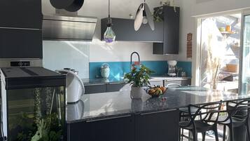 Réfrigérateur, micro-ondes, four, plaque de cuisson