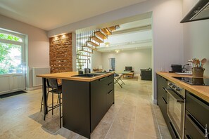 Réfrigérateur, four, plaque de cuisson, lave-vaisselle