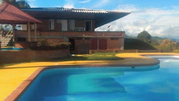 室內泳池、室外泳池
