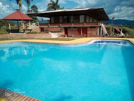 Indoor pool, outdoor pool. Eco Paisaje los Establos