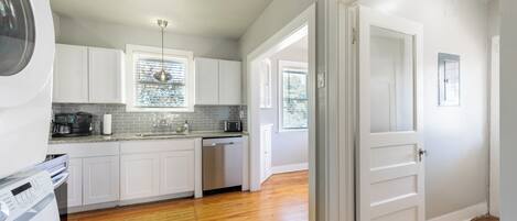 Mikrobølgeovn, ovn, kogeplade, opvaskemaskine