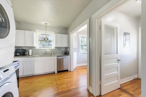 Microwave, oven, stovetop, dishwasher - Luxurious 2-bedroom Town house (San Antonio)