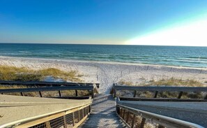 Nära stranden, solstolar och strandhanddukar