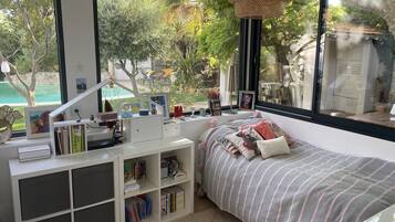 3 slaapkamers, een strijkplank/strijkijzer, gratis wifi, beddengoed