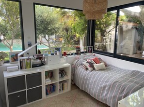 3 slaapkamers, een strijkplank/strijkijzer, gratis wifi, beddengoed