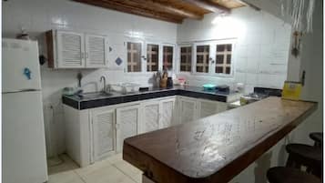 Refrigerador, parrilla de estufa y cafetera y tetera