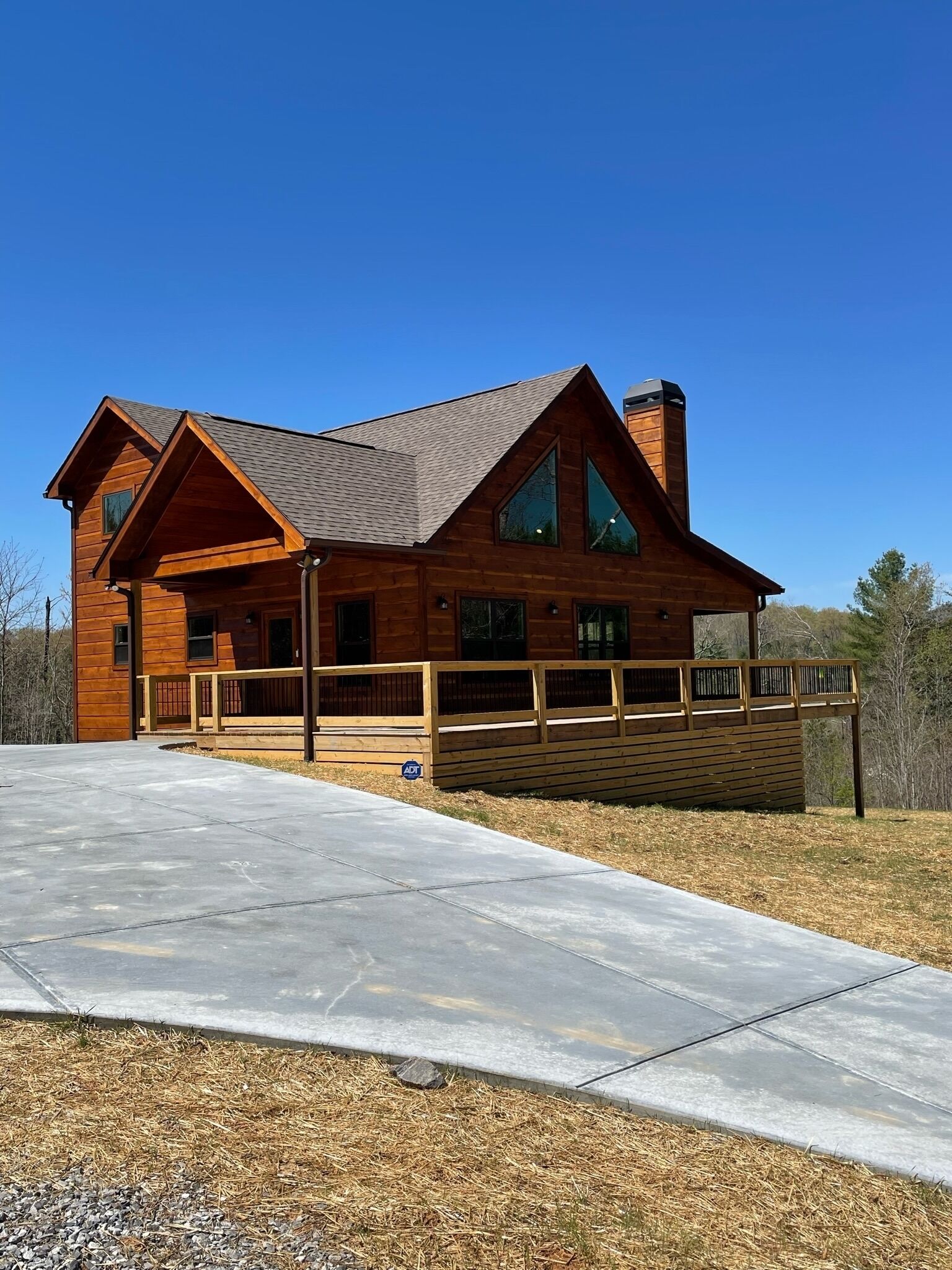 BRAND NEW, Comfortable, Getaway near downtown Blue Ridge, the Lake and Golf!