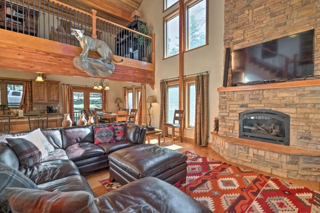 Grinning Bear Lodge w/ Spacious Deck and Hot Tub