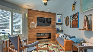 Smart-TV, Kamin, Bücher