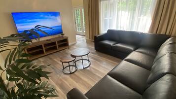 Una Smart TV, una chimenea, un futbolín, una mesa de tenis de mesa