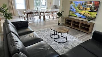 Una Smart TV, una chimenea, un futbolín, una mesa de tenis de mesa