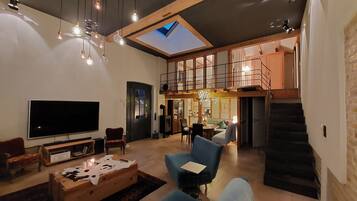 Smart TV, fireplace, DVD player, stereo