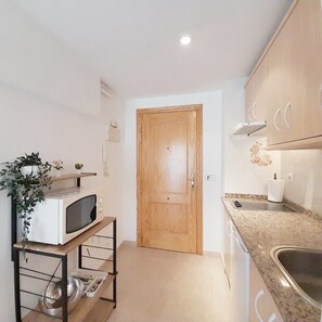 Jääkaappi, mikroaaltouuni, liesi, kahvin-/teenkeitin