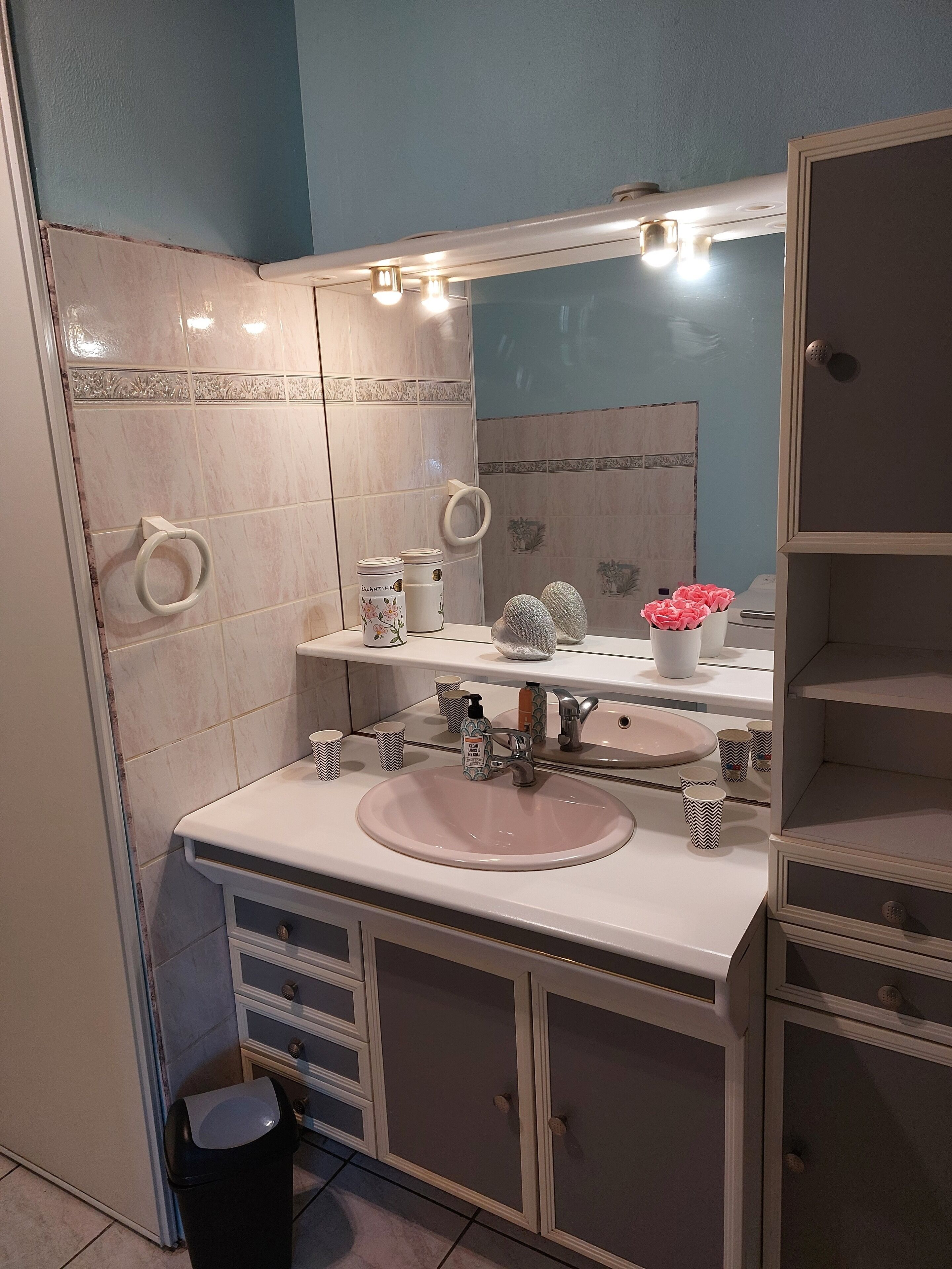 Bruser, hårtørrer, håndklæder, Sæbe