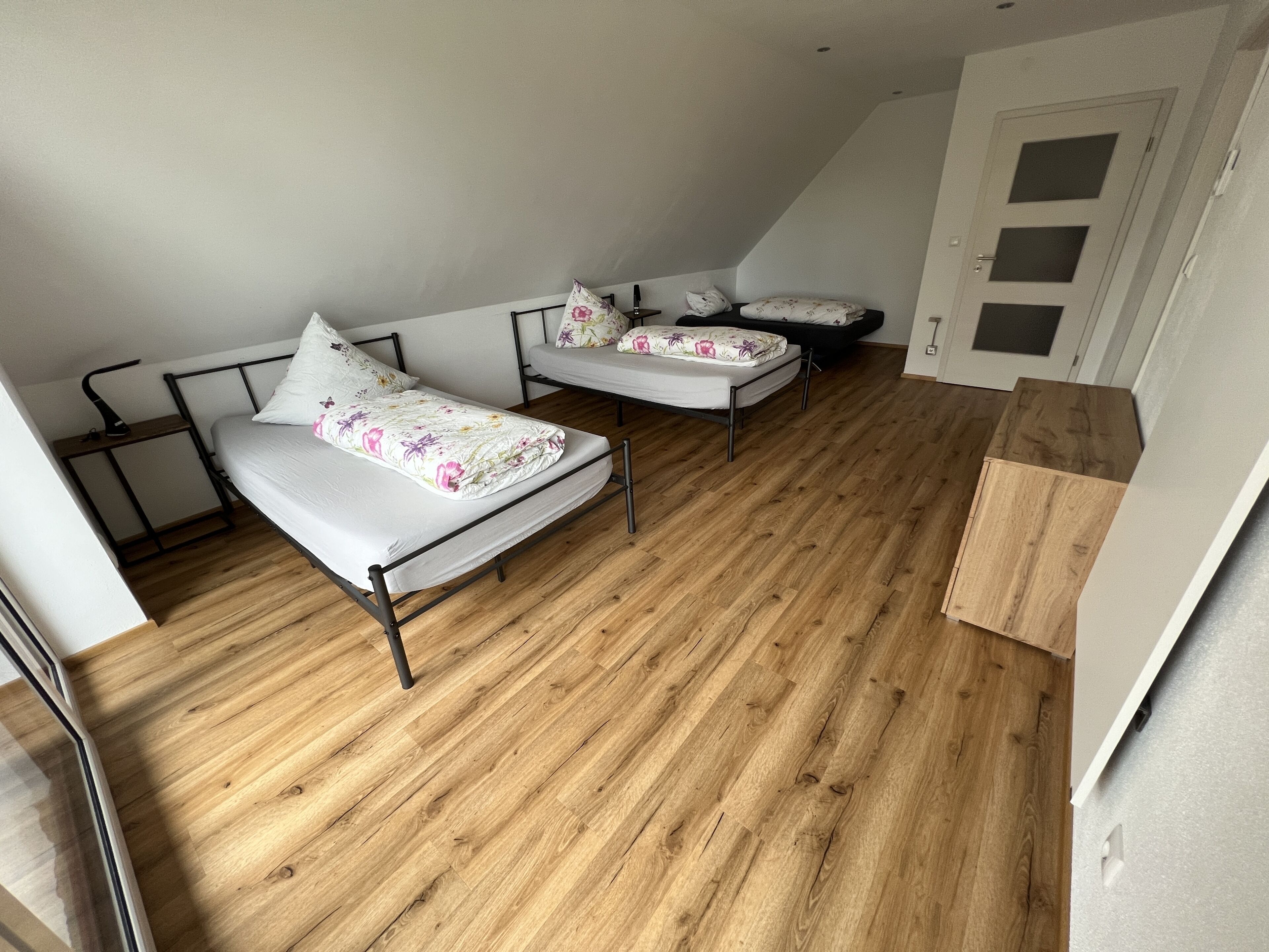 2 bedrooms, travel cot, free WiFi, bed sheets